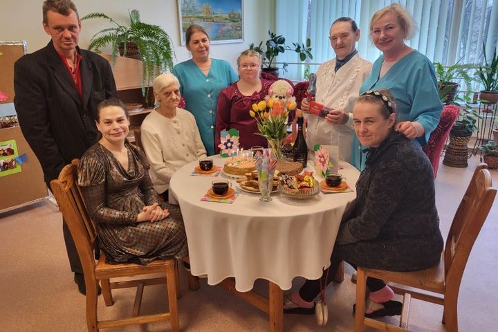 SVEIKINAME KOVO MĖNESĮ GIMUSIUS