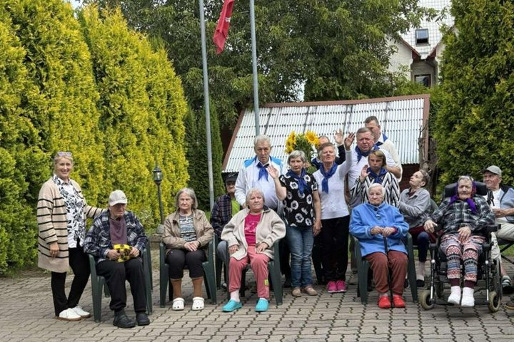 „LINKSMUOLIAI“ SVEČIUOSE PAS PAMARIO SENJORUS